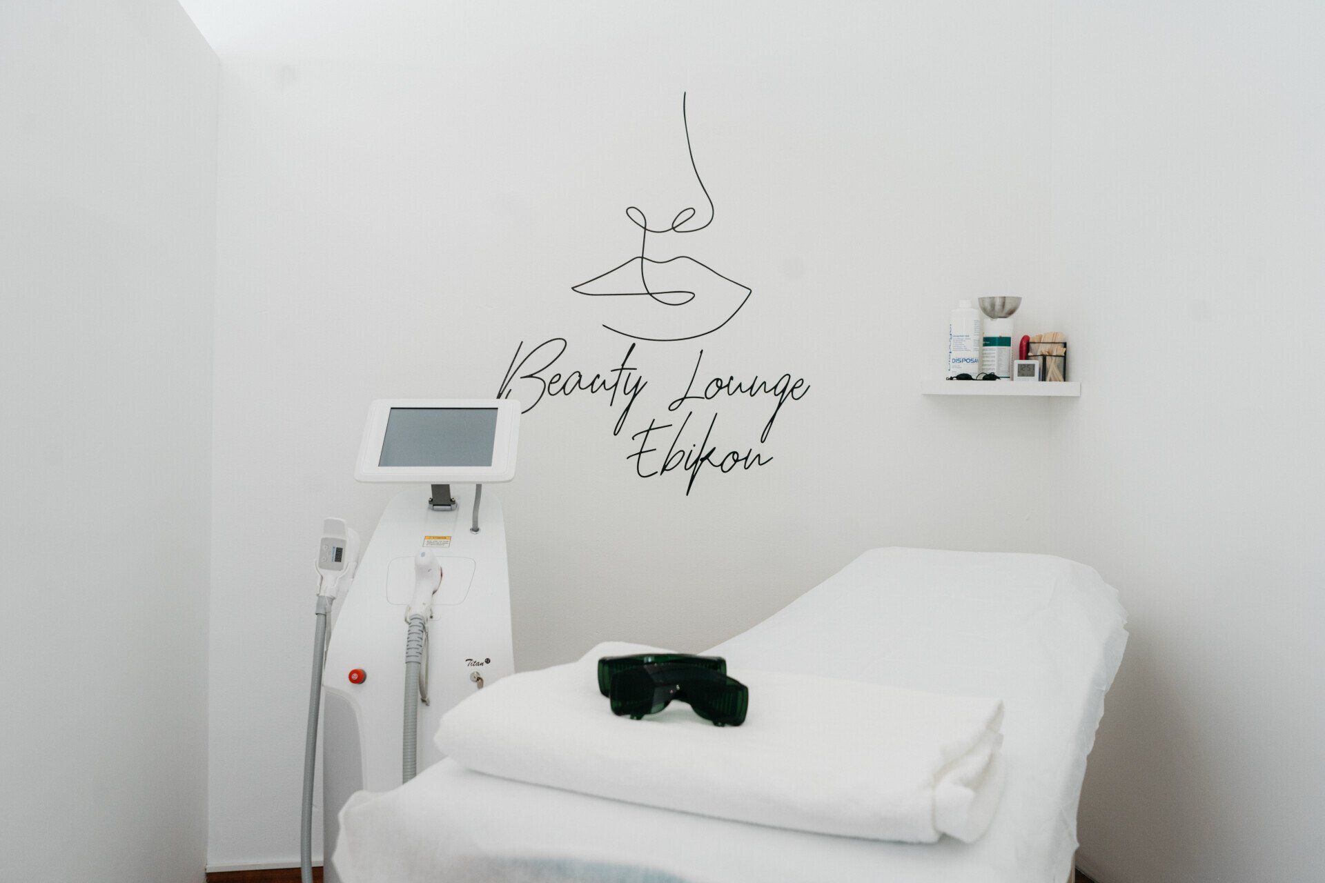 Kunstwerk über der Liege